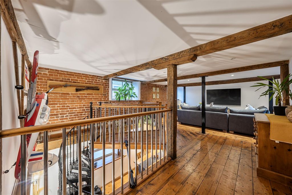 Property photo 3 of 19 Sitting Room