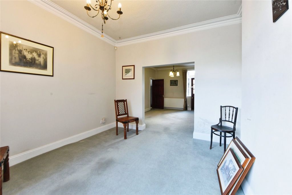 Property photo 3 of 14 Lounge
