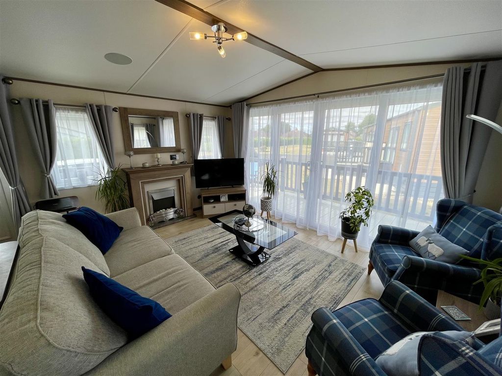 Property photo 2 of 14 Open Aspect Lounge / Kitchen Area