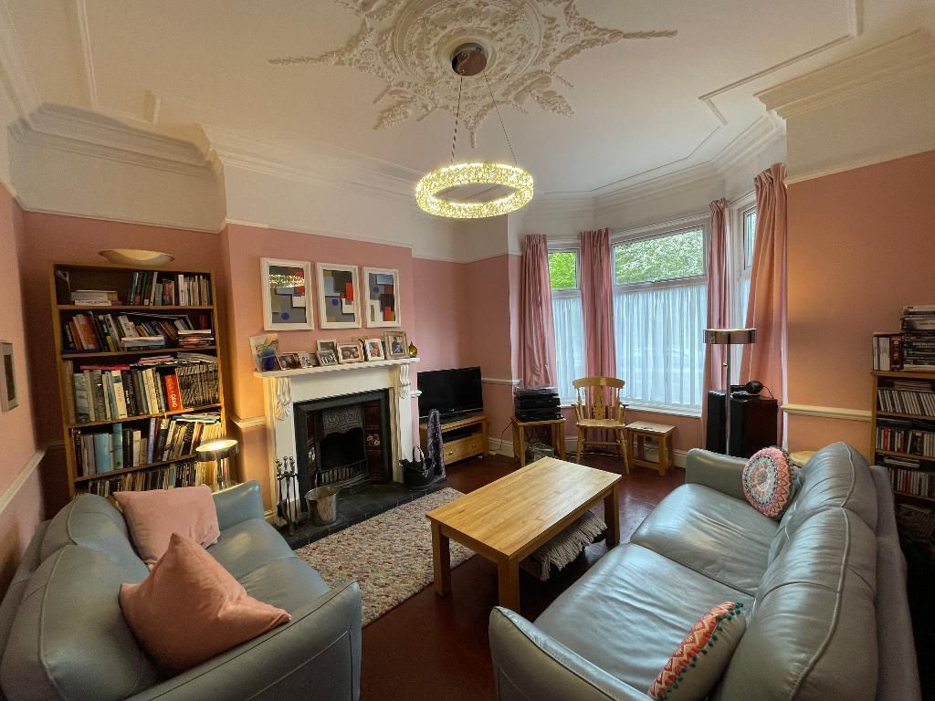 Property photo 1 of 21 Lounge