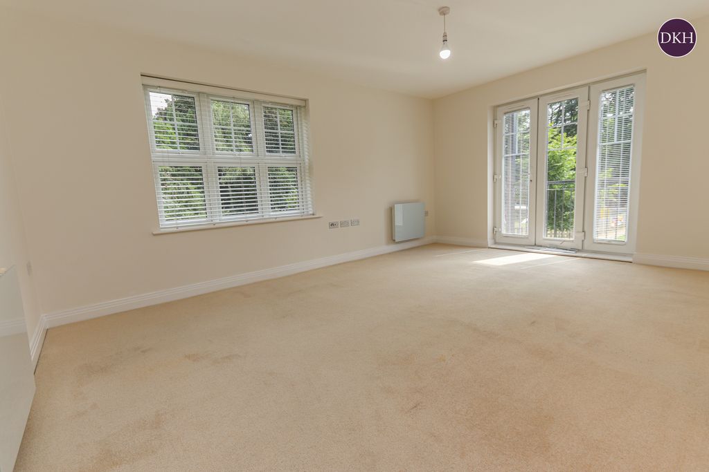 Property photo 3 of 9 Photo 02