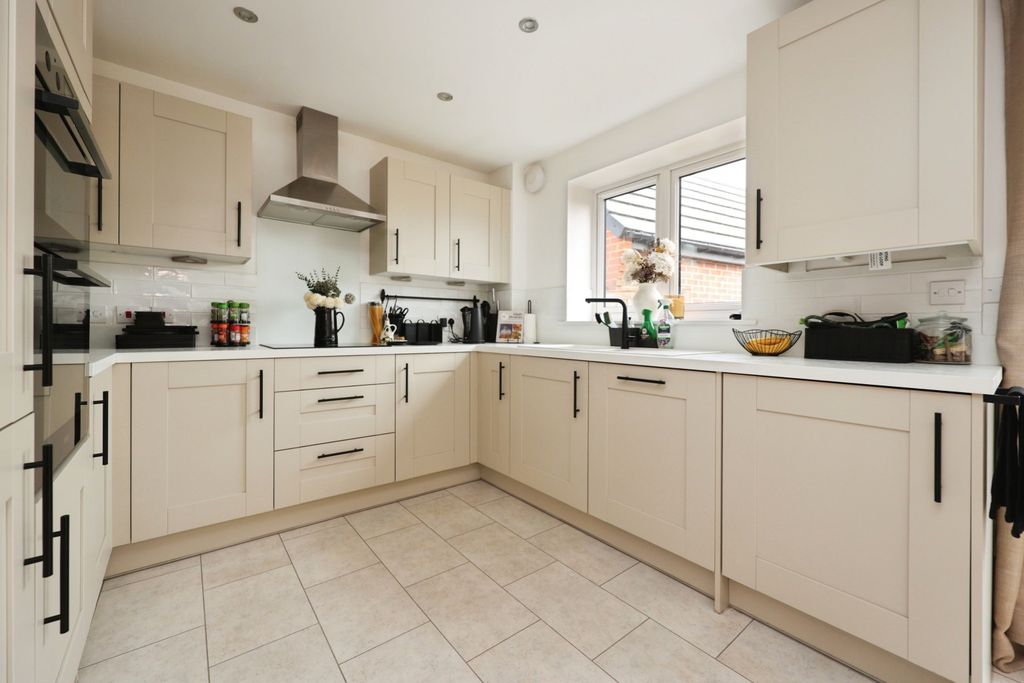 Property photo 2 of 19 5706361