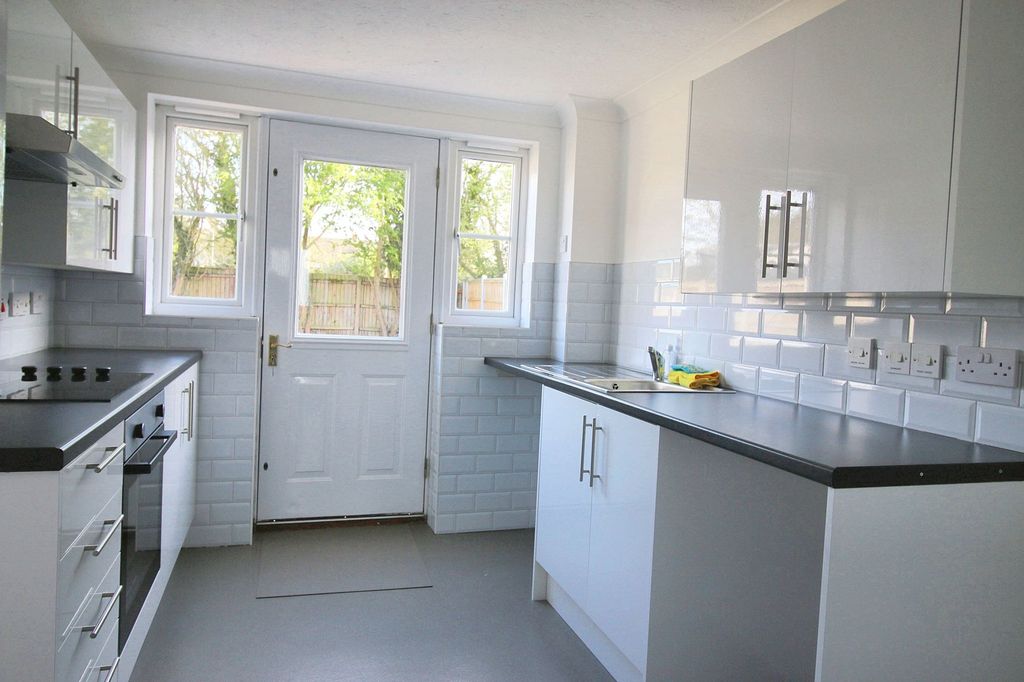 Property photo 3 of 12 Kitchen