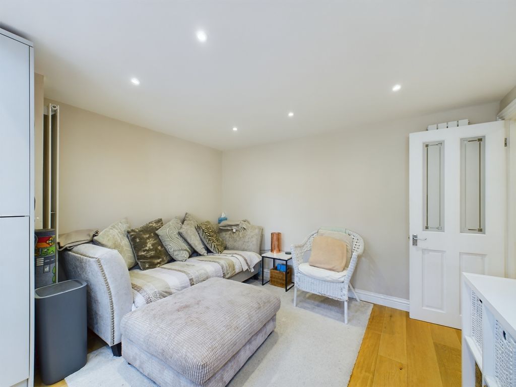 Property photo 3 of 15 Cam01740G0-Pr0343-Still005