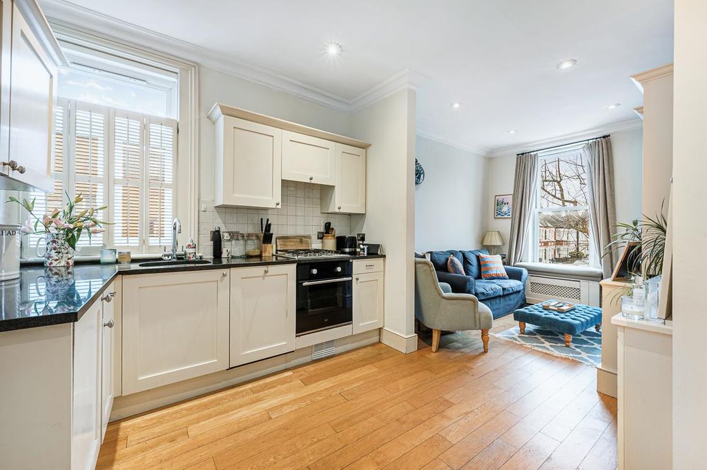 Property photo 3 of 9 Flat 3, 56 Chiswick Lane-4.Jpg