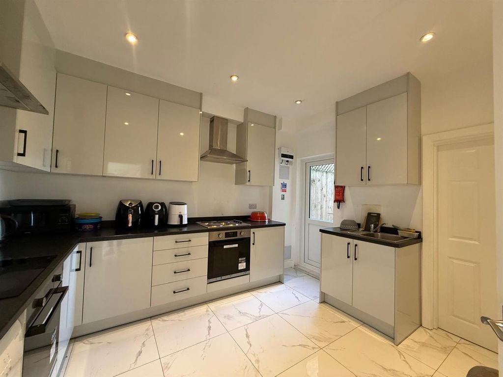 Property photo 2 of 7 9 Castle Street Kitchen.Jpg