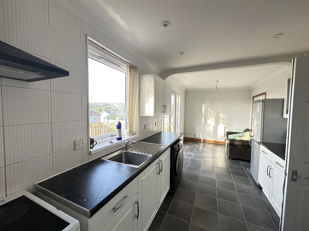 Property photo 2 of 11 Kitchen