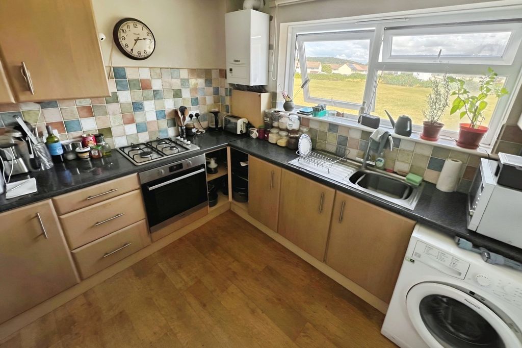 Property photo 3 of 10 Kitchen
