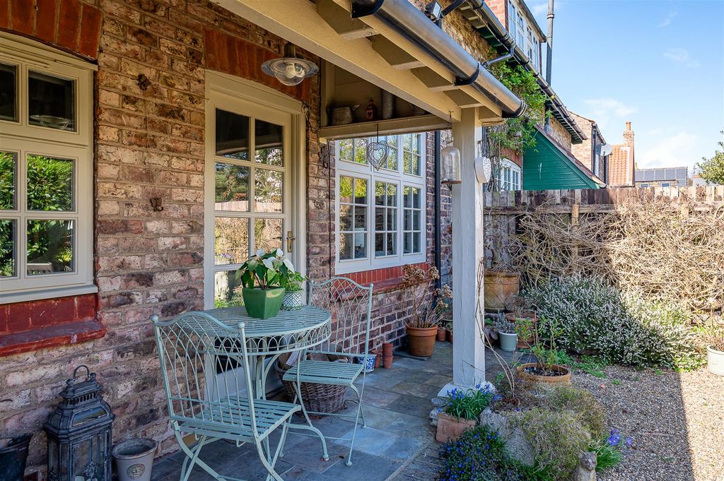 Property photo 3 of 17 Garden