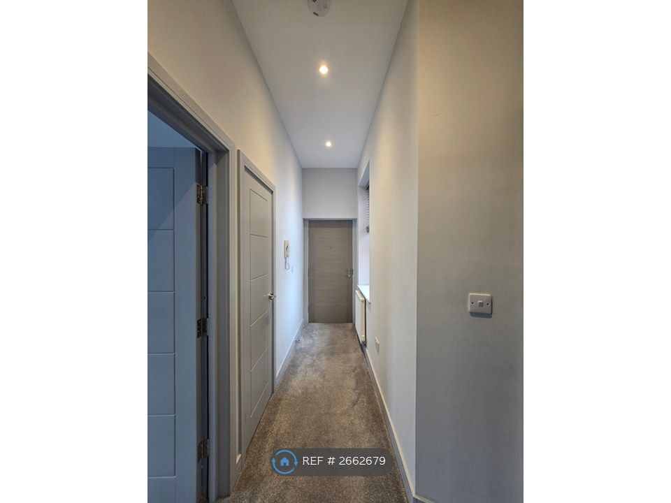 Property photo 2 of 8 Entrance Hallway