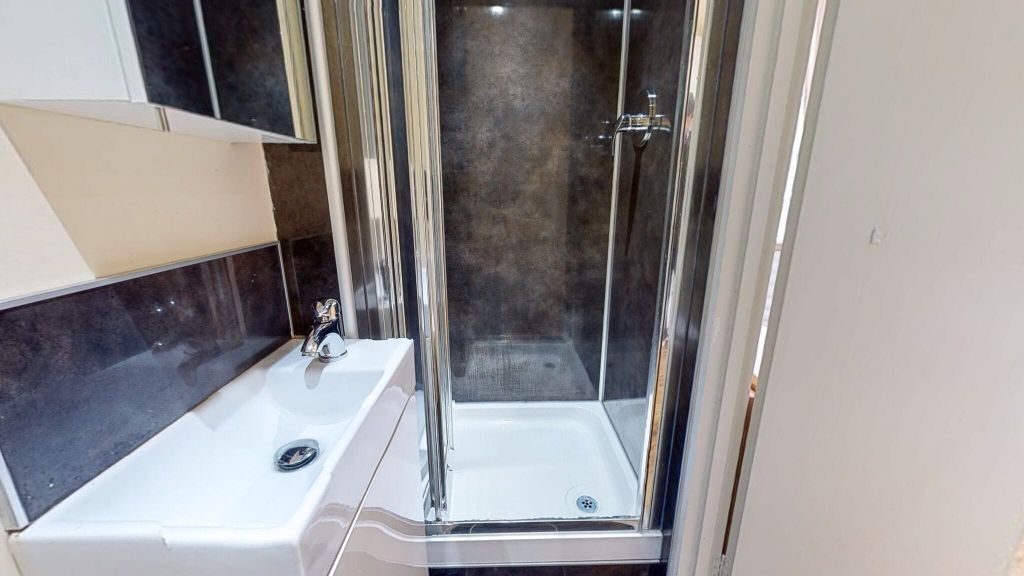Property photo 3 of 7 Bathroom