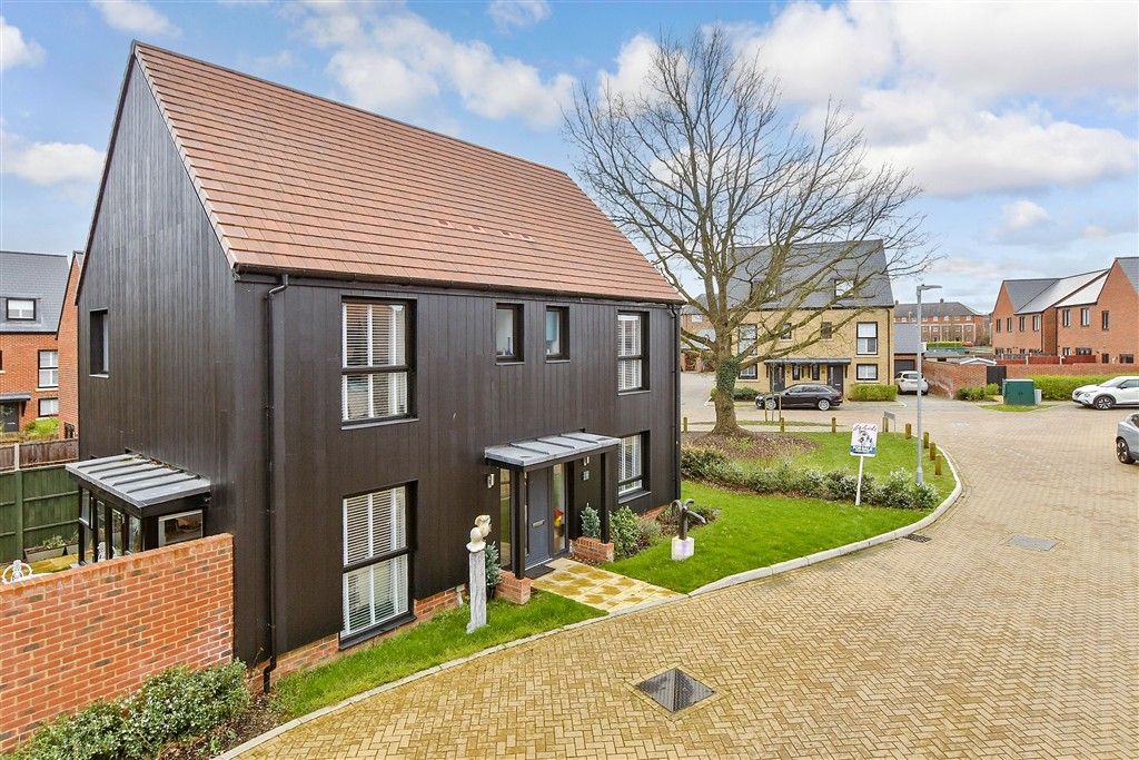 Property photo 1 of 18 Front.