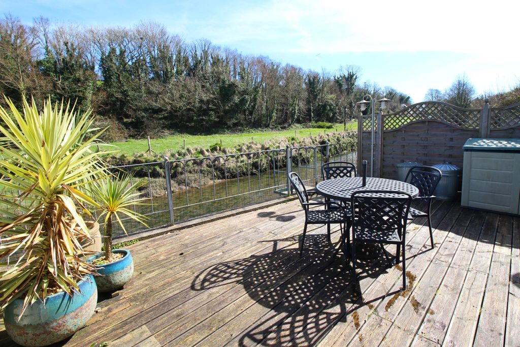 Property photo 3 of 21 Decking