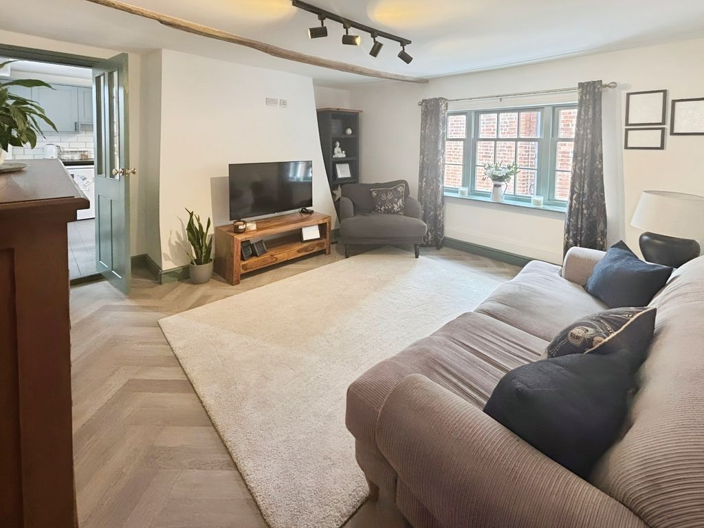 Property photo 3 of 11 Lounge