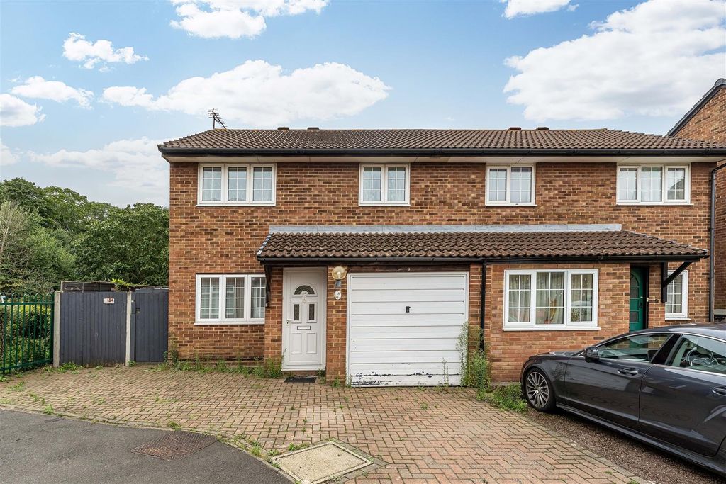 Property photo 2 of 25 8 Crofters Close, Isleworth Tw7 7Ph-Low Res-4.Jpg