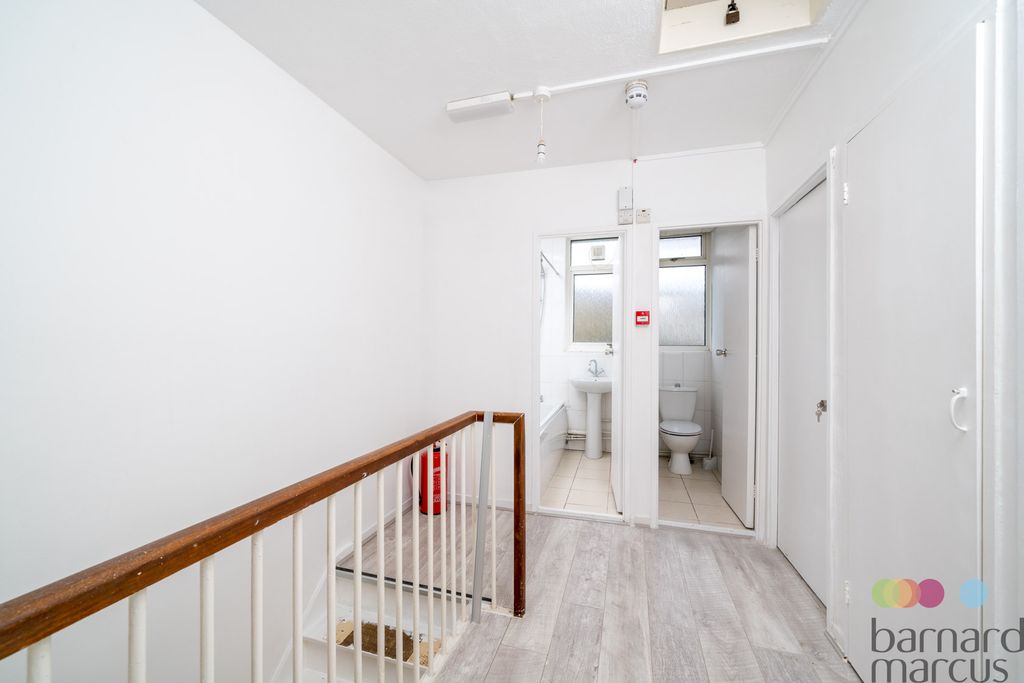 Property photo 2 of 18 Hallway