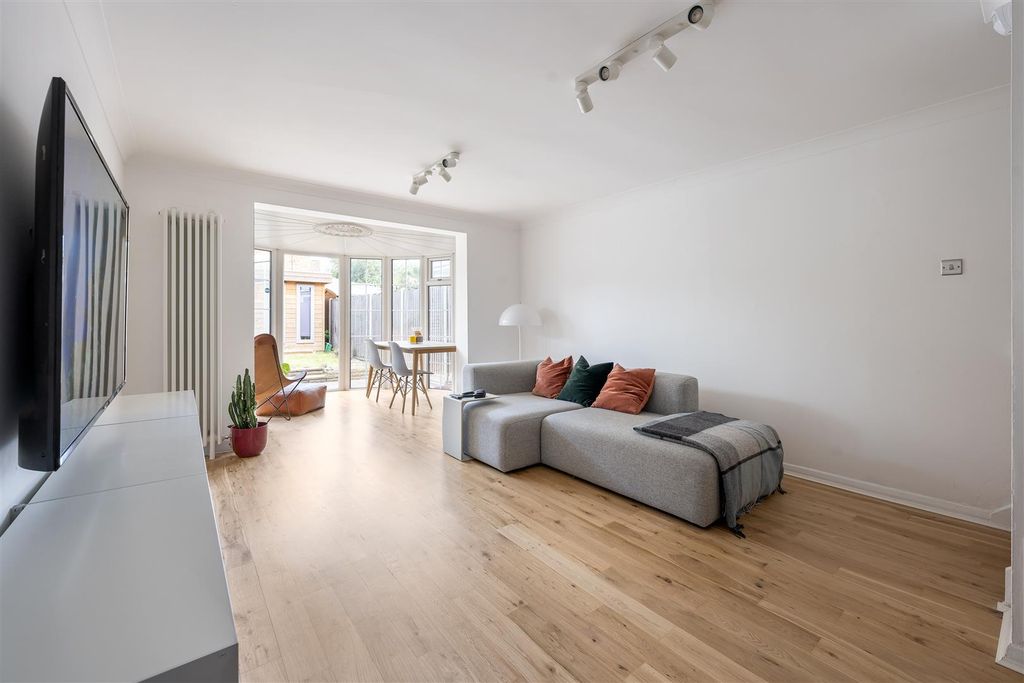 Property photo 2 of 22 Greenstone Mews, E11