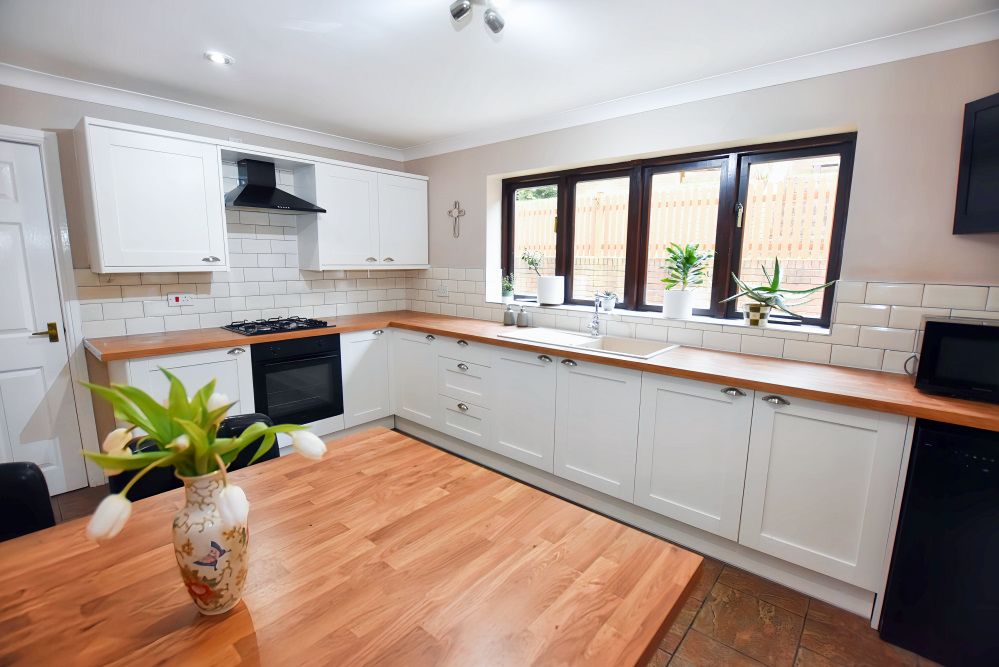Property photo 3 of 31 Dining Kitchen