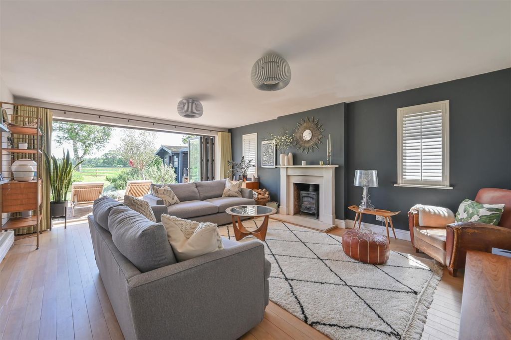 Property photo 2 of 18 5 Holt Cottages-9.Jpg
