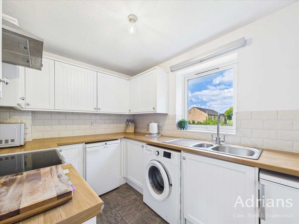 Property photo 3 of 9 Kitchen