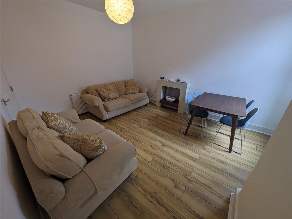 Property photo 2 of 17 Lounge