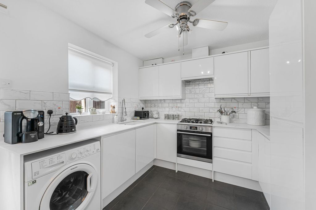 Property photo 2 of 27