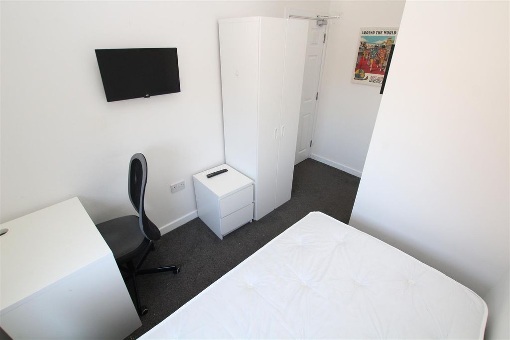 Property photo 3 of 5 Bed.Jpg
