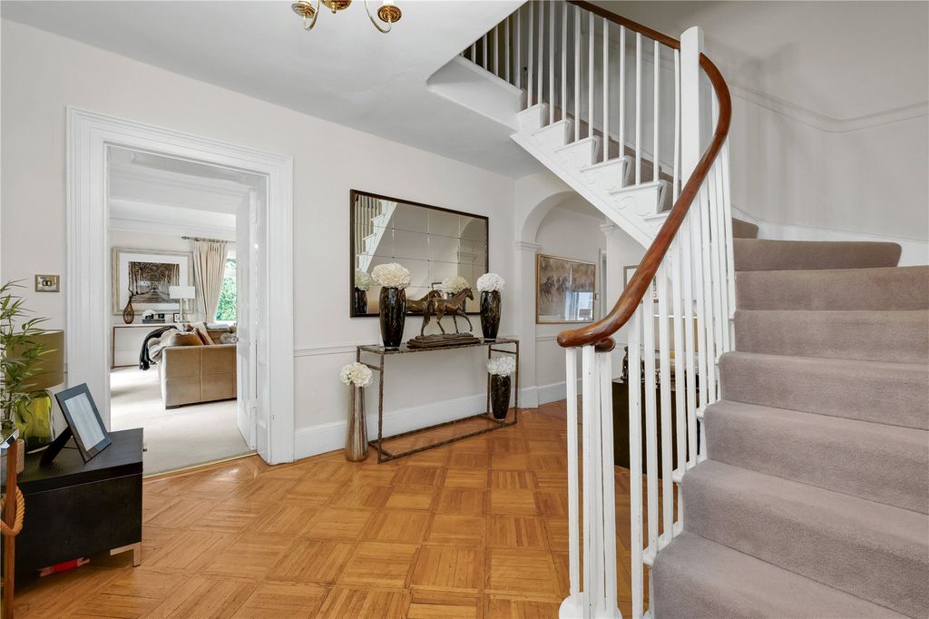 Property photo 2 of 18 Entrance Hall