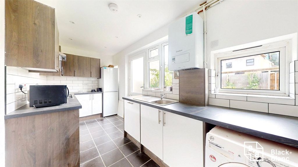 Property photo 3 of 9 Kitchen