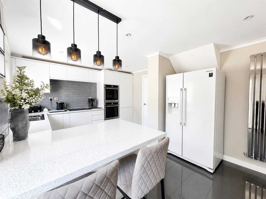 Property photo 3 of 19 Kitchen