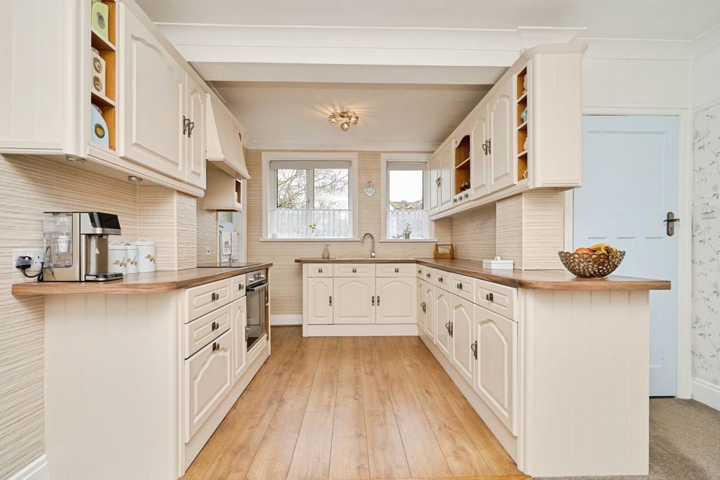 Property photo 3 of 26 Kitchen