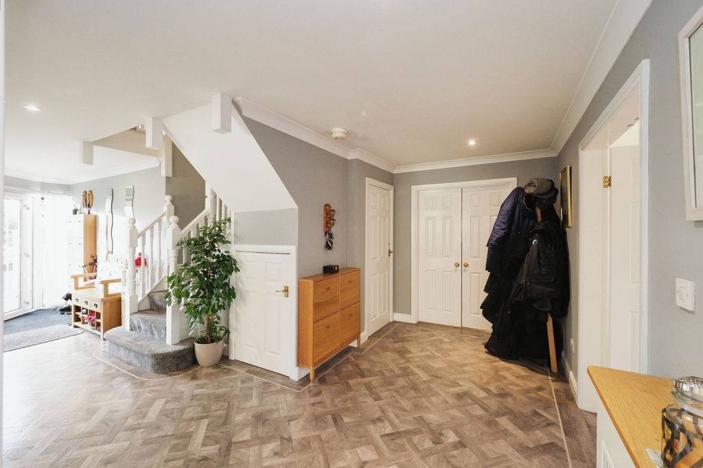 Property photo 2 of 30 Entrance Hall