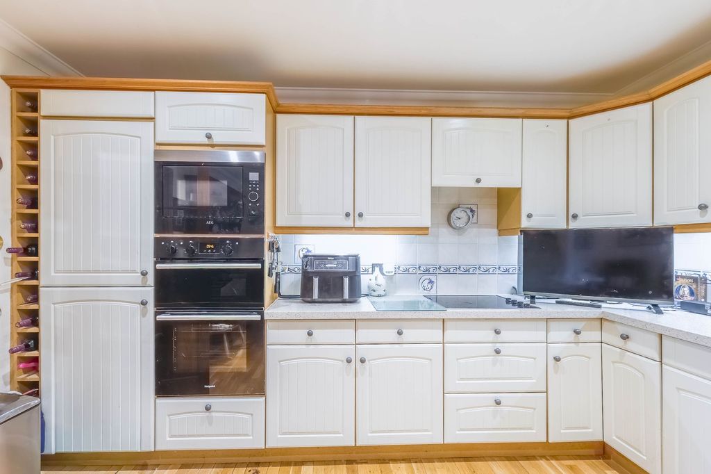 Property photo 3 of 26