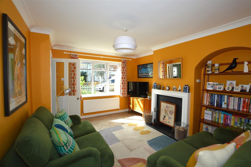 Property photo 2 of 13 12 Springfield Road Lounge B.Jpg