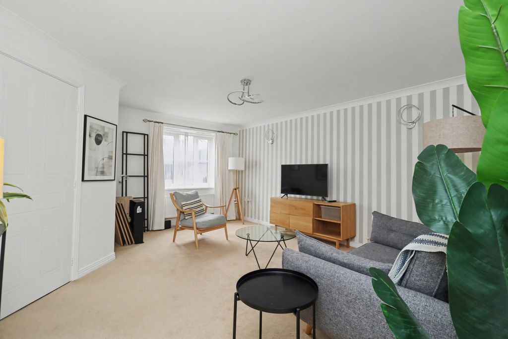 Property photo 3 of 14 Lounge 1