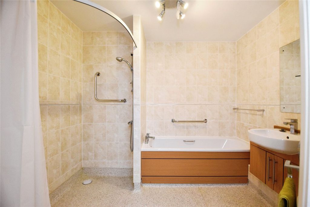 Property photo 2 of 8 Picture No. 12