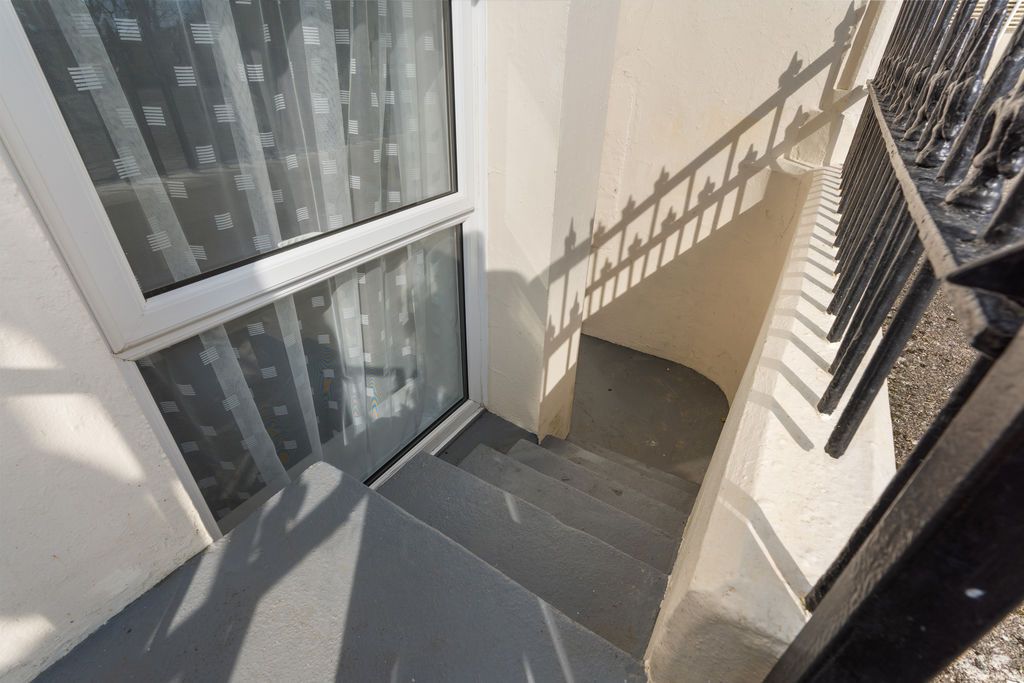 Property photo 2 of 14 Flat 1, 11 Woodville Terrace
