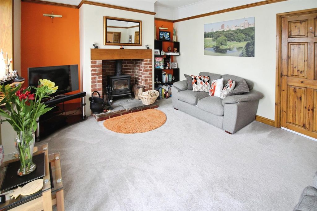 Property photo 2 of 18 Lounge