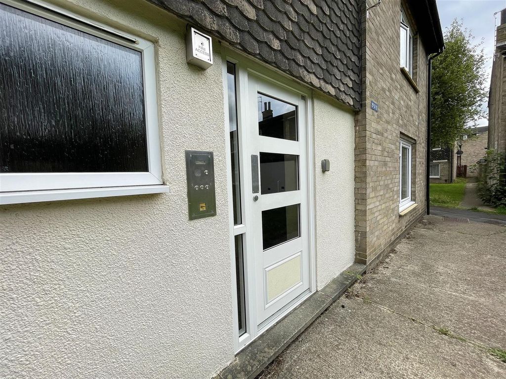 Property photo 2 of 8 Entrance
