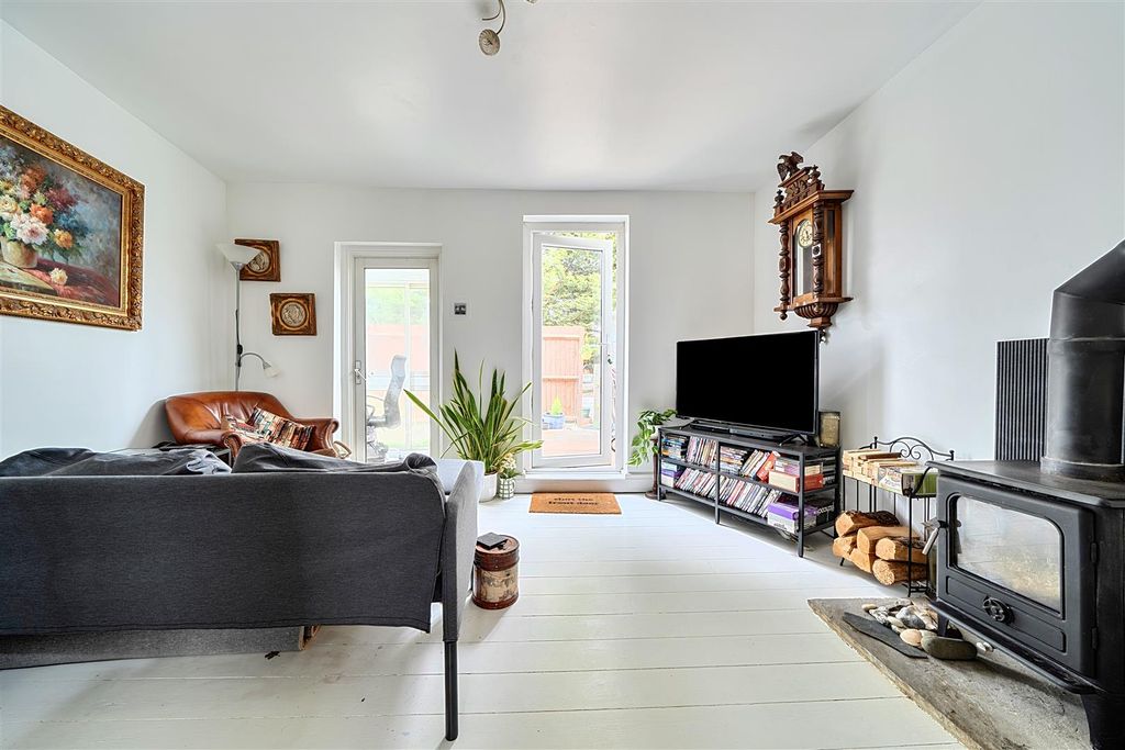 Property photo 2 of 13 1446176-10-69Df576071660.Jpg