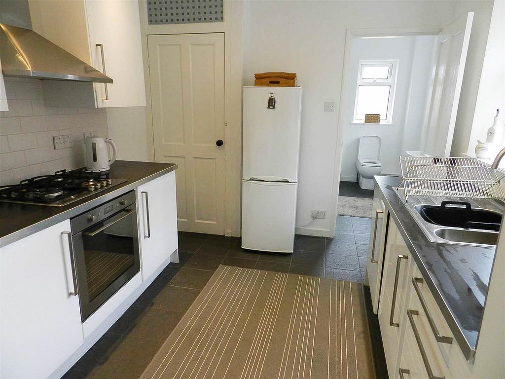 Property photo 3 of 6 Kitchen