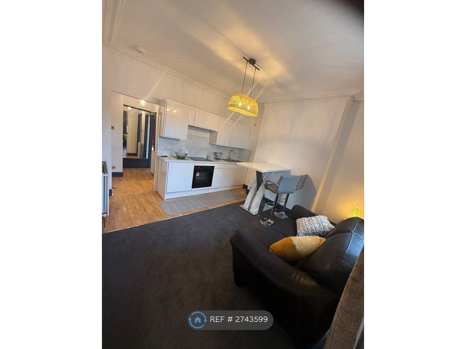 Property photo 2 of 15 Lounge / Kitchen
