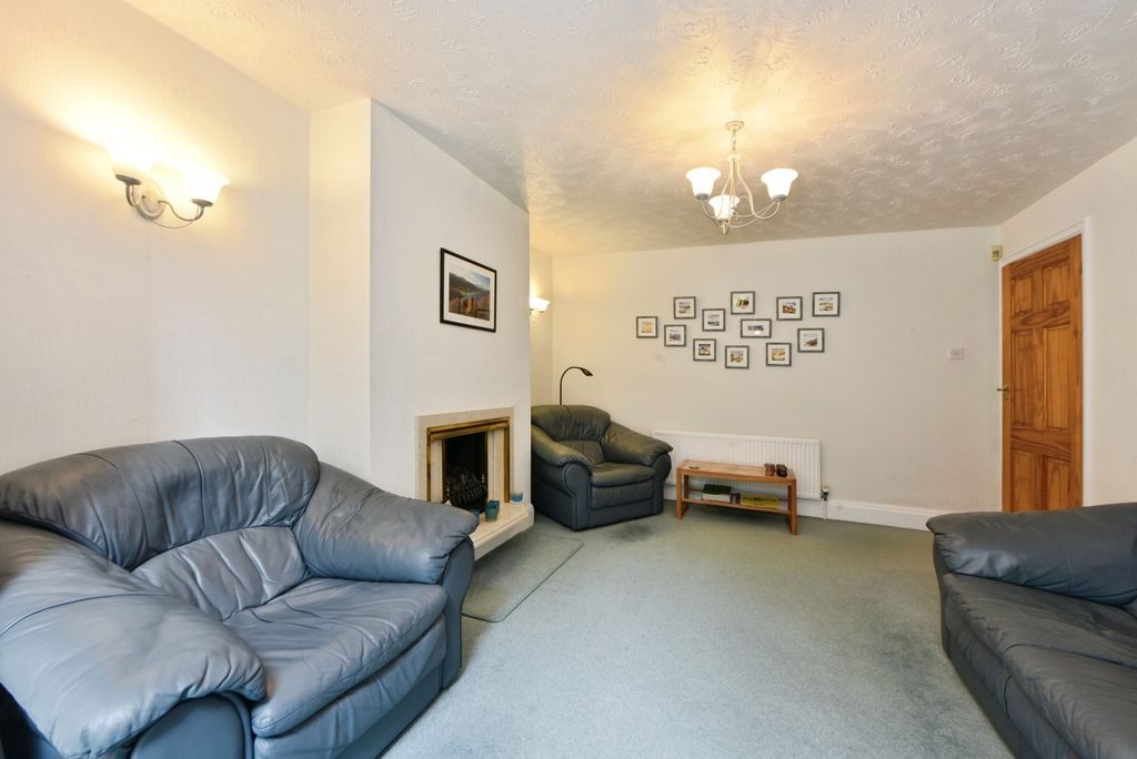 Property photo 3 of 14 Lounge