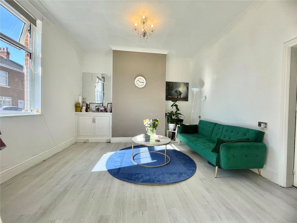 Property photo 1 of 12 Lounge