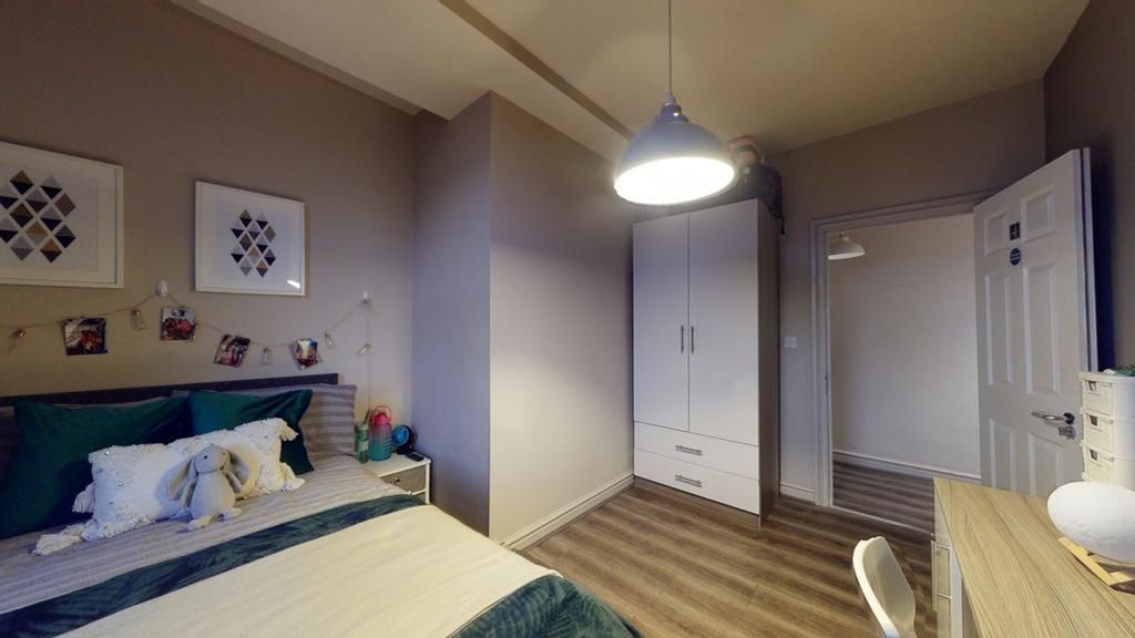 Property photo 1 of 11 A Bright And Inviting Double Bedroom Featuring Mod...