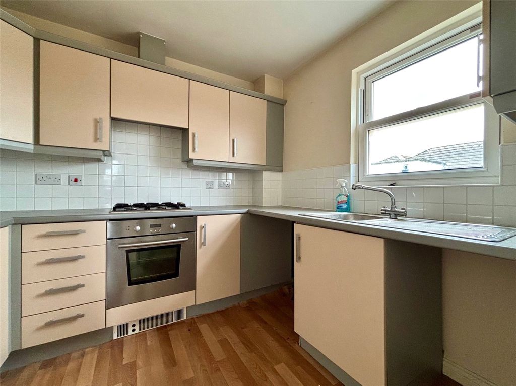 Property photo 3 of 10 Kitchen