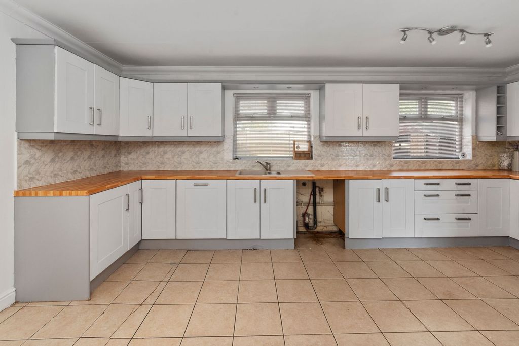 Property photo 3 of 34