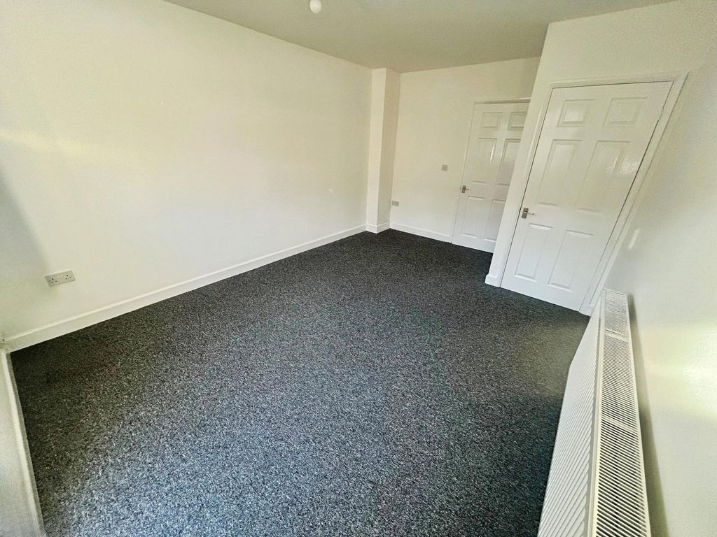 Property photo 3 of 6 Living Room