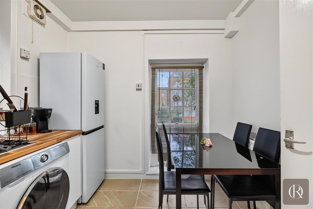 Property photo 3 of 14 Flat 10, Effingham House Albion Avenue, London Sw8