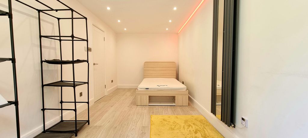 Property photo 2 of 6 Bedroom